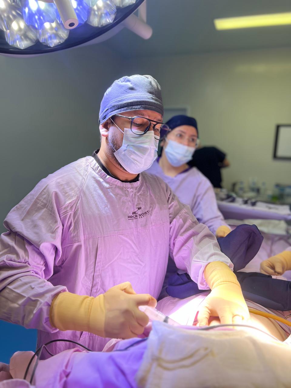Dr. Juan Pablo Landeros con lentes durante su actividad en quirófano